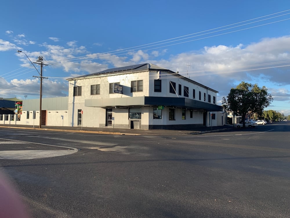 who owns the garden hotel dubbo