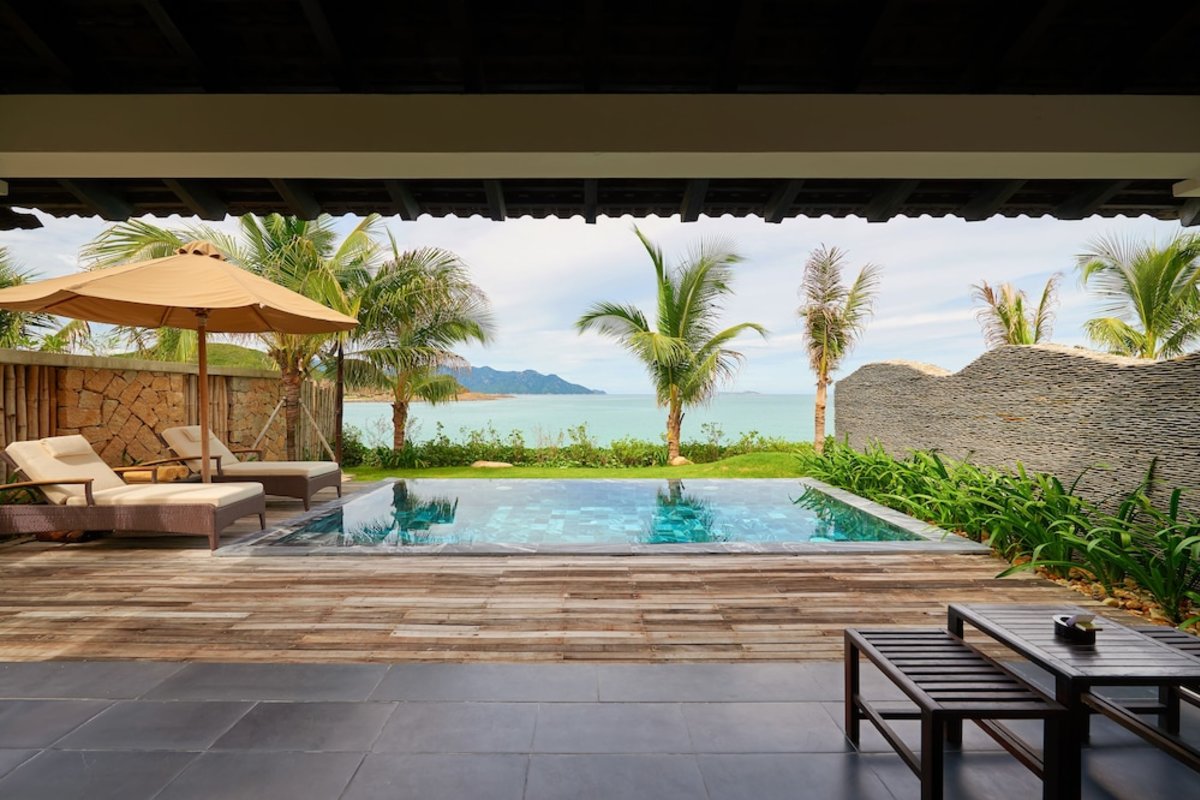 villa Oceanfront Nha Trang khác gì resort Nha Trang