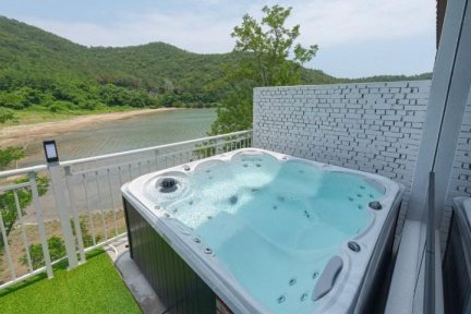 Yeosu Viewga Resort (8 Minutes from Dolsan Bridge)