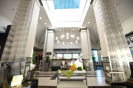 韦斯特伯里希尔顿花园酒店