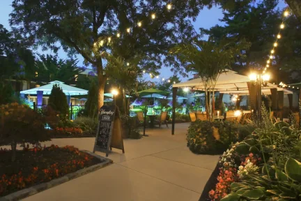 Holiday Inn Westbury - Long Island, an IHG Hotel
