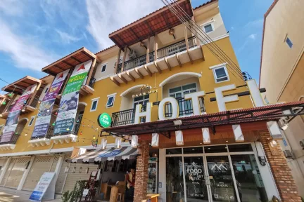 素叻他尼机场酒店