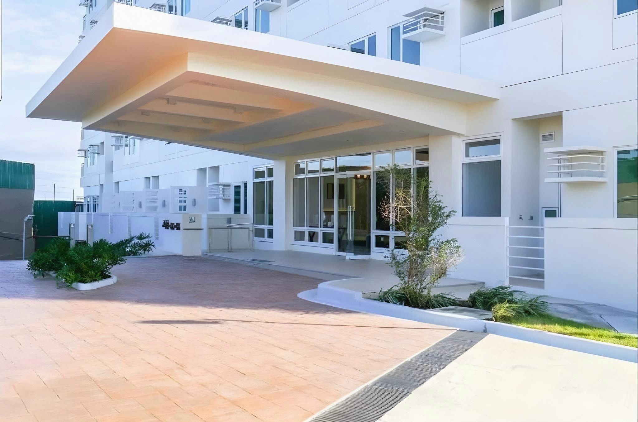 Deluxe Couple Suite - with Lake View in Alabang!