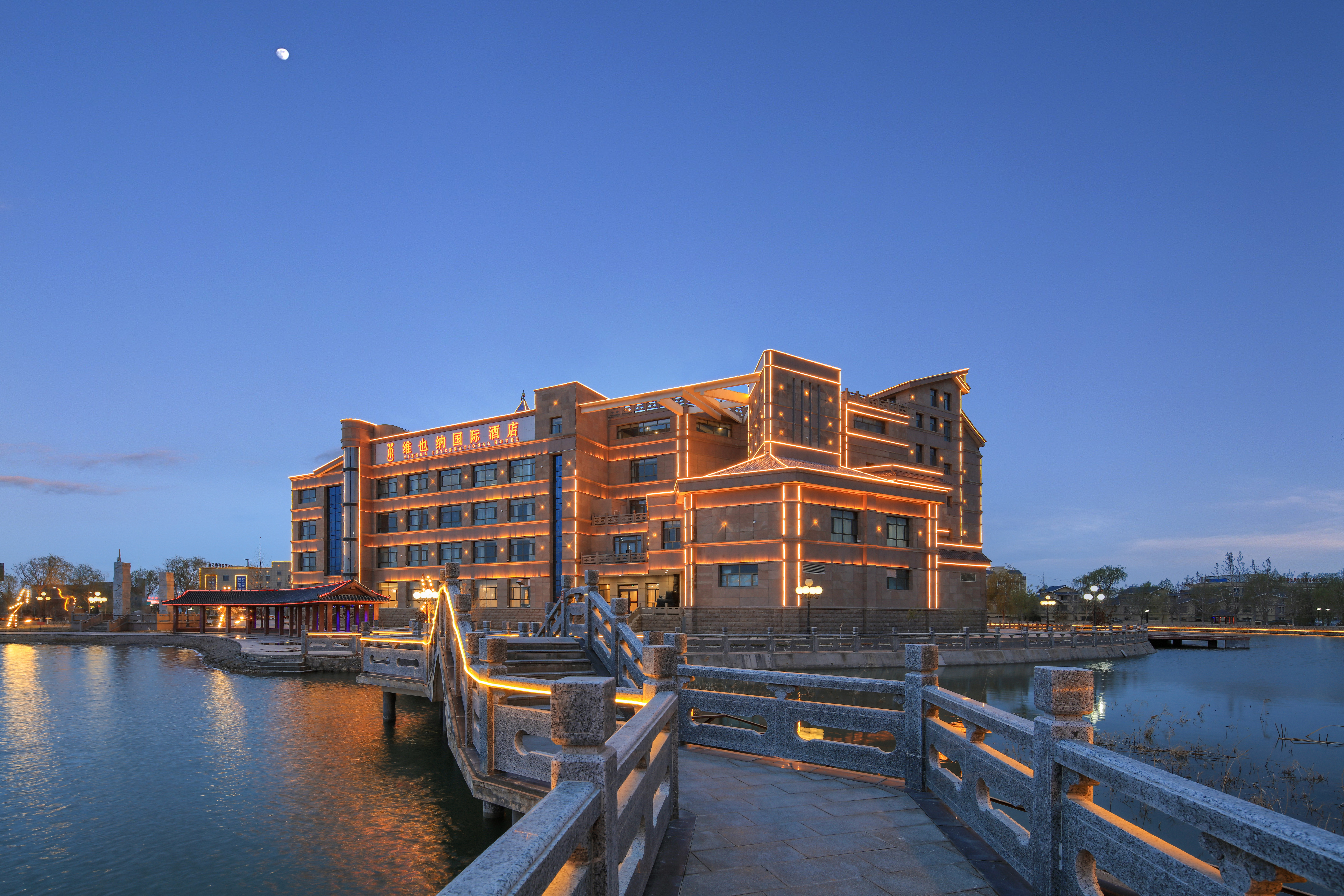 Vienna International Hotel (Aksu Airport Store)