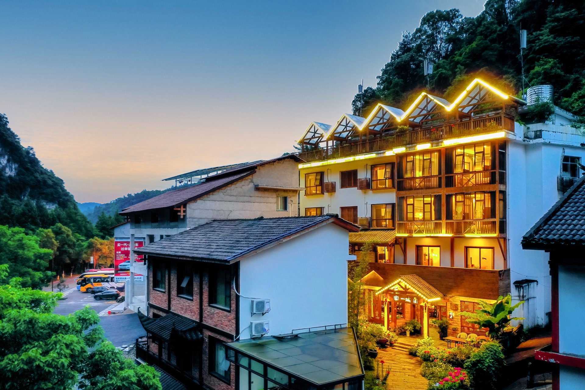 Floral Hotel·Yicheng Yijia Hotel(Dongda store of Zhangjiajie National Forest Park)