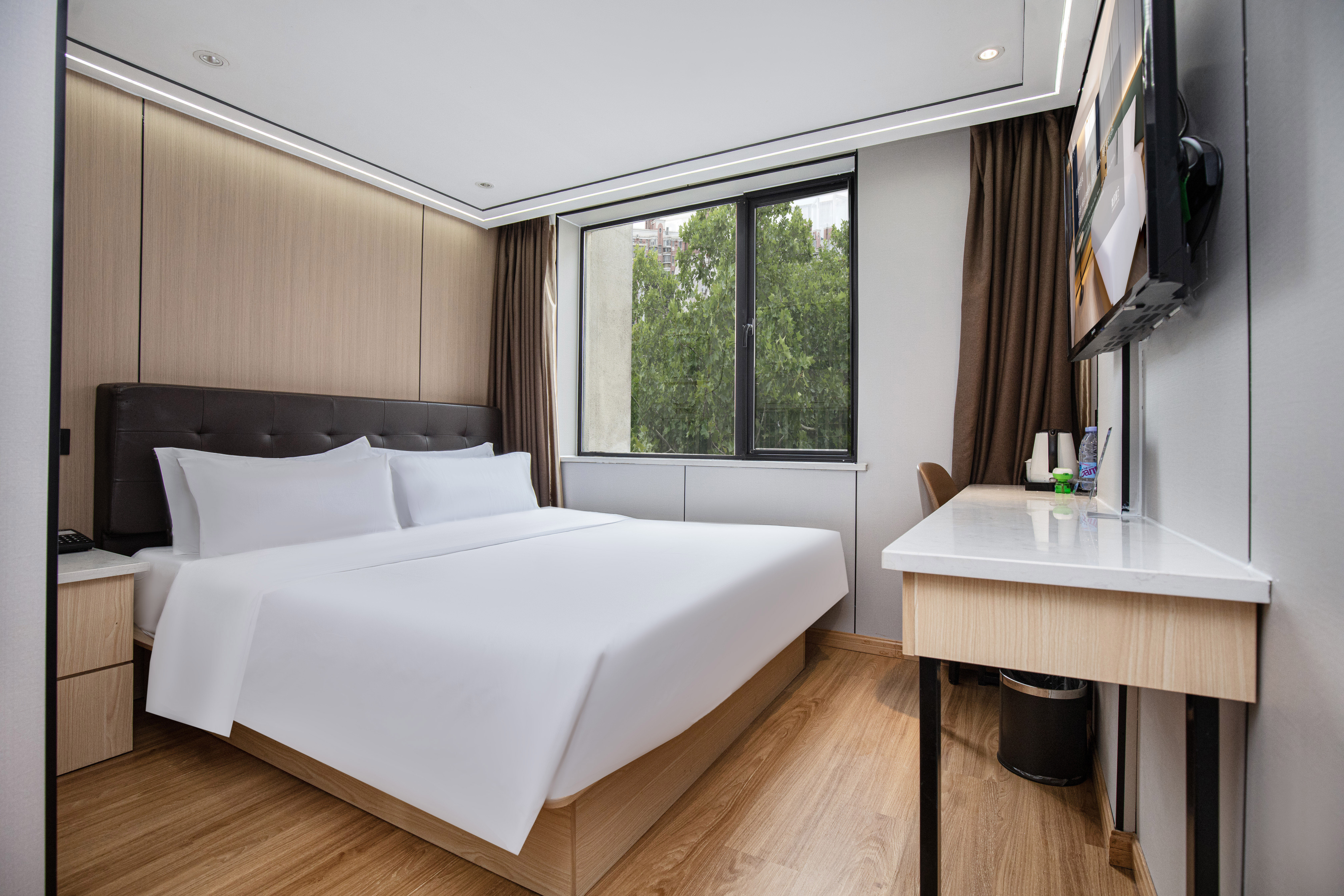 Qingmu Select Hotel (Shanghai Hongqiao Airport Longbai Xincun Subway Station)
