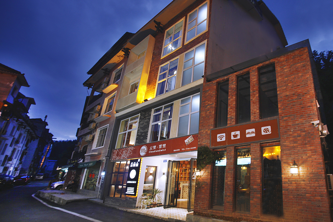 Lingting · Cloud and Mist Mountain-view Inn (Zhangjiajie Wulingyuan National Forest Park Sign Gate)