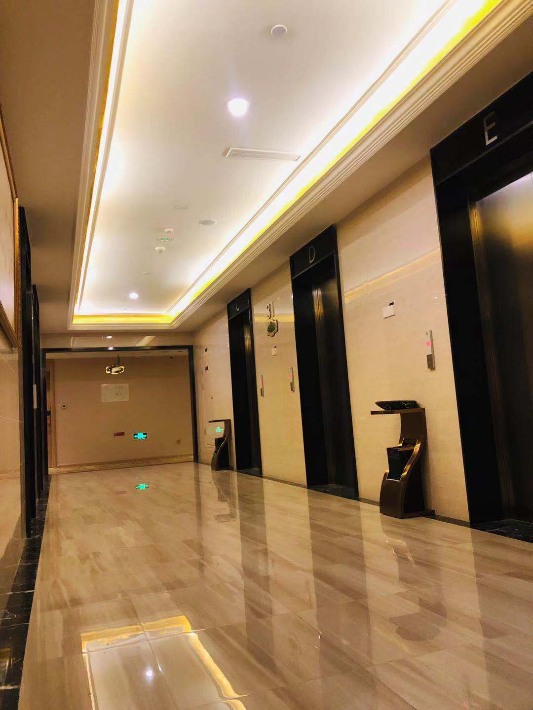 Vienna Hotel (Chongqing Yangjiaping Pedestrian Street Light Rail Station)