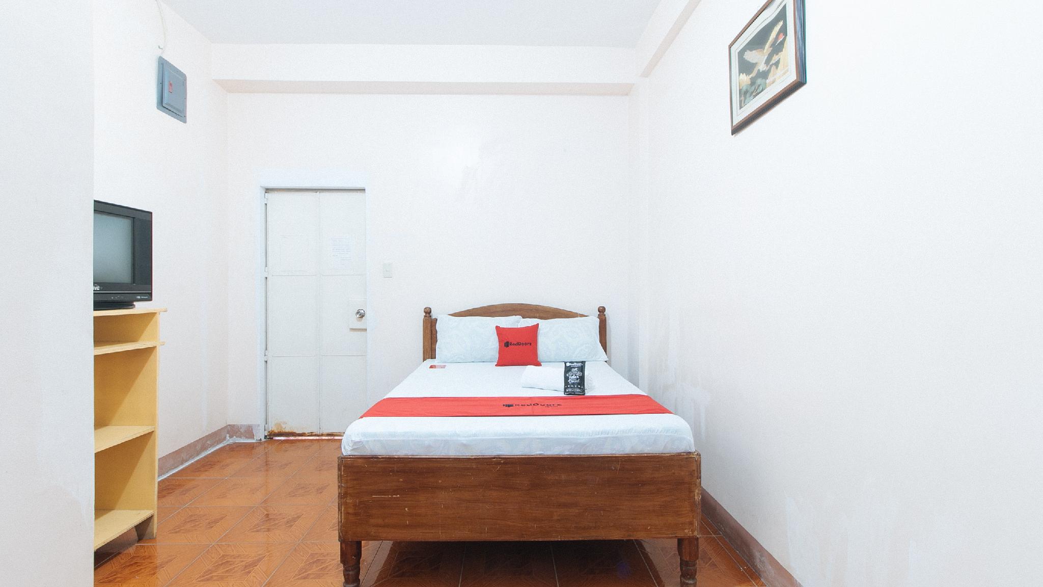 RedDoorz @ Goldland Spring Resort Urdaneta City