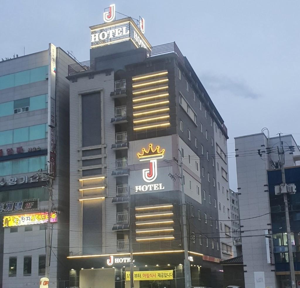 Jay (J) Hotel