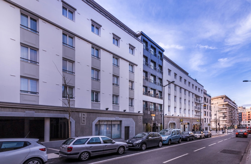 Best Western Plus Suitcase Paris La Defense