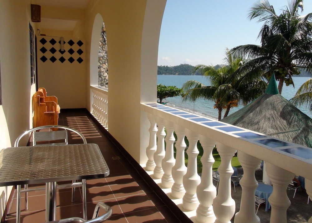 Squares Cafe and Apartments