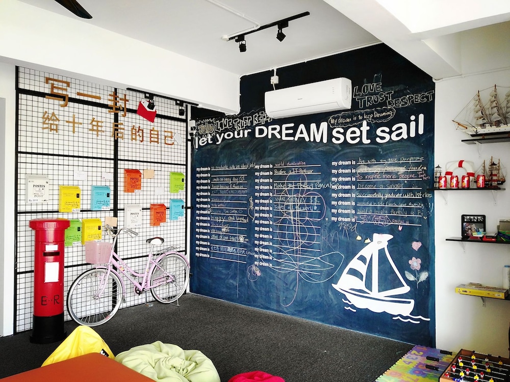 roof talk theme hostel