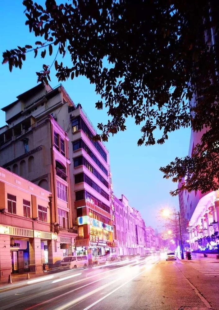 Guang Dong Hotel · Hotel setting