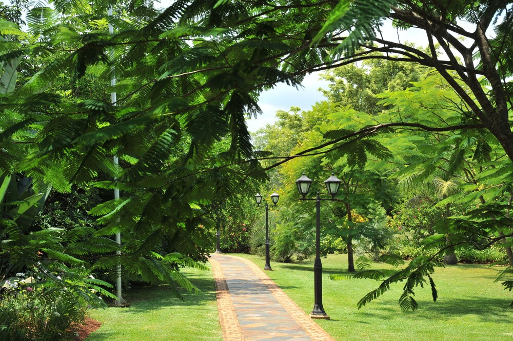 Summerfield Luxury Resort & Botanical Garden