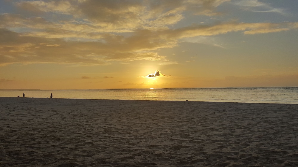 Surfrider Resort Hotel