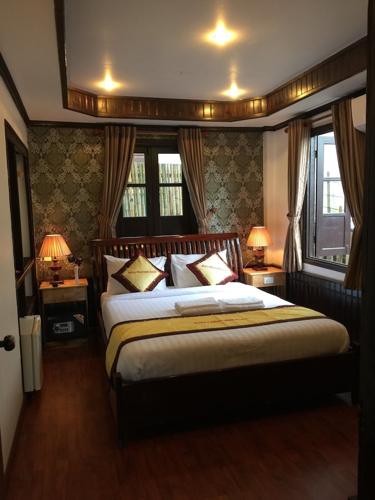 Merry Riverside Hotel