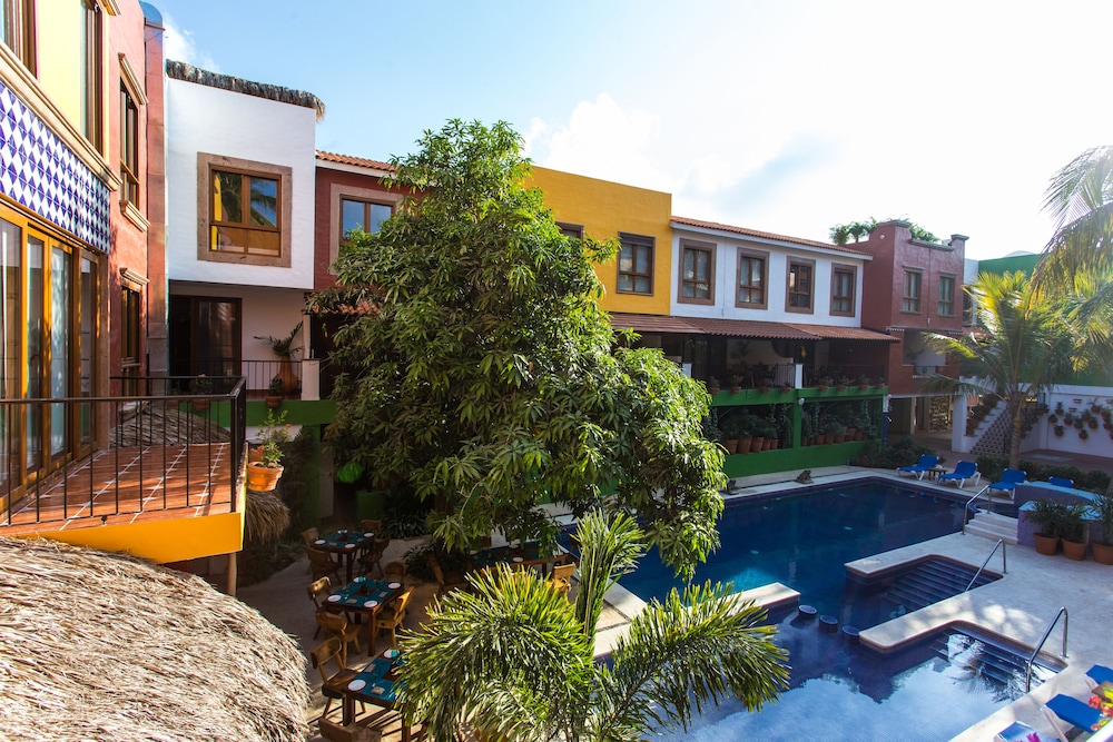 Casa Lotería -Pueblito Sayulita- Colorful, Family and Relax Experience with Private Parking and Pool