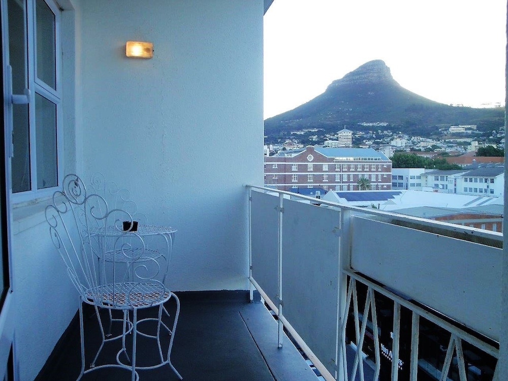 Centrally Located 2 Bedroom Apartment in Cape Town in City of Cape Town ...