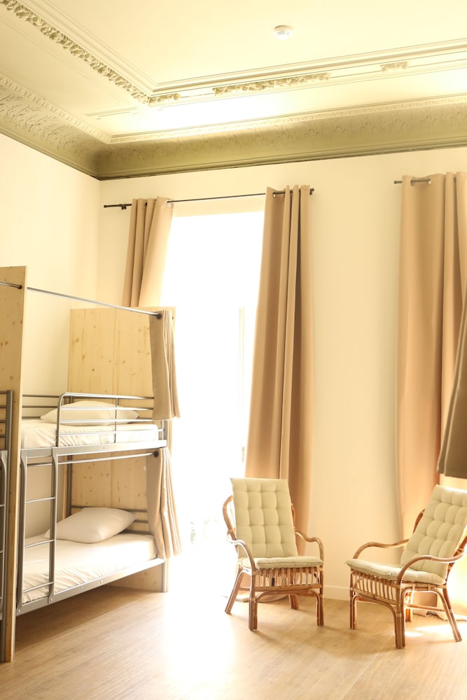 Georges Hostel & Café