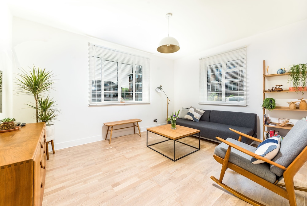 Sensational Southfields Home by King Park in London 2024