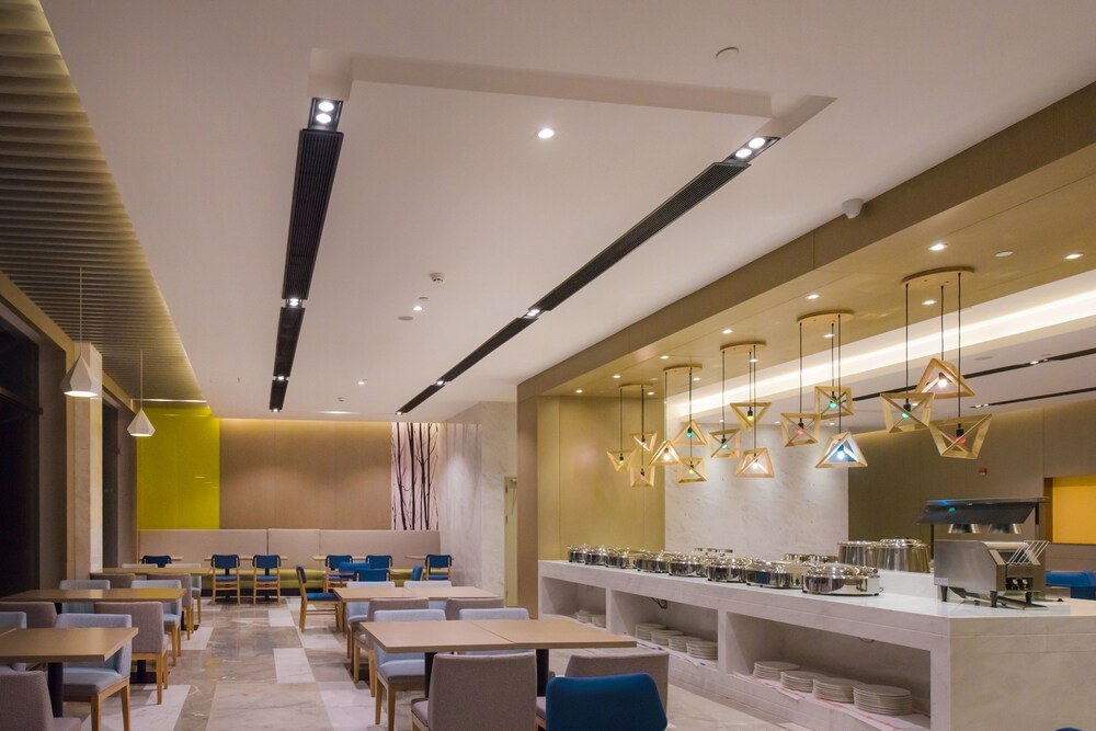 City Holiday Hotel Guangzhou Baiyun Airport Renhe Metro Exit B · Dining spaces