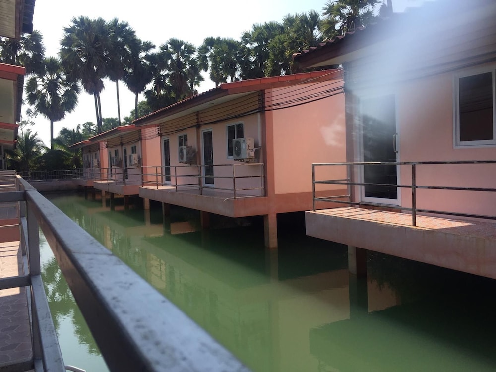 Palm Payom Village Resort