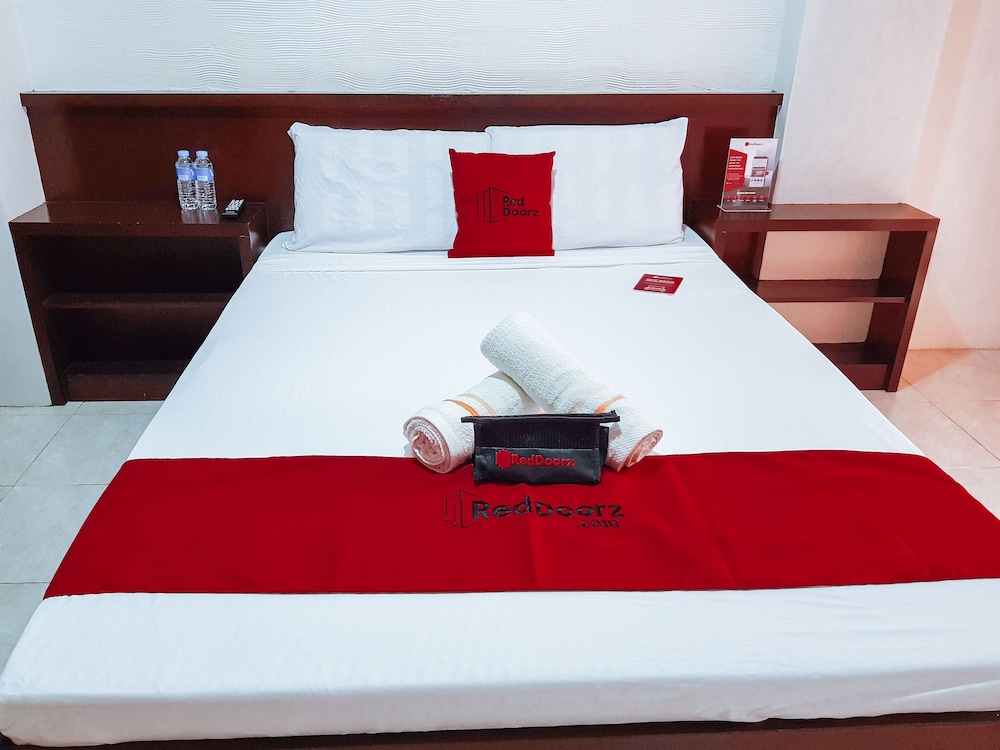 RedDoorz @ Caimito Drive Dampas