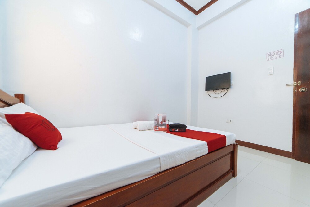 Reddoorz @ D Maagma Street - Vaccinated Staff