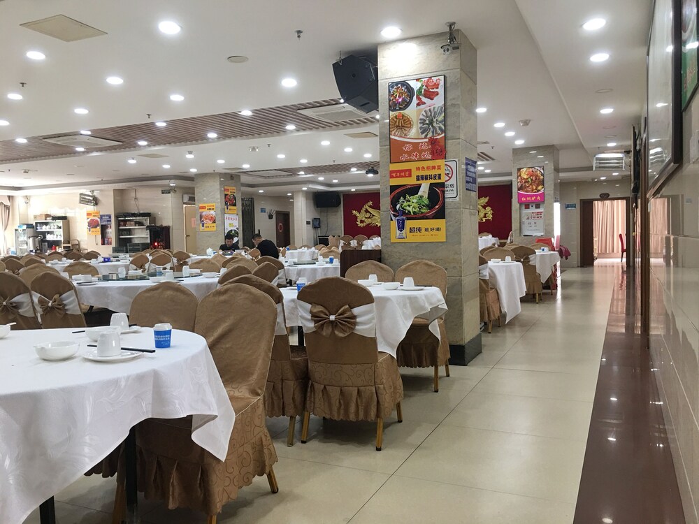 鹤龙大酒店(广州白云区人民医院江夏地铁站店) · 餐饮空间