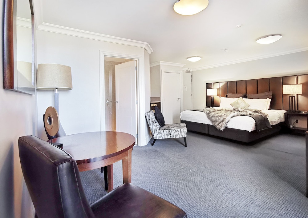 Modern Spacious Town Center Unit with Lake View