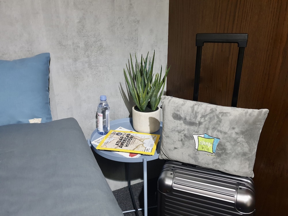 Sleepover Terminal 1, Concourse D – formerly sleep ‘n fly