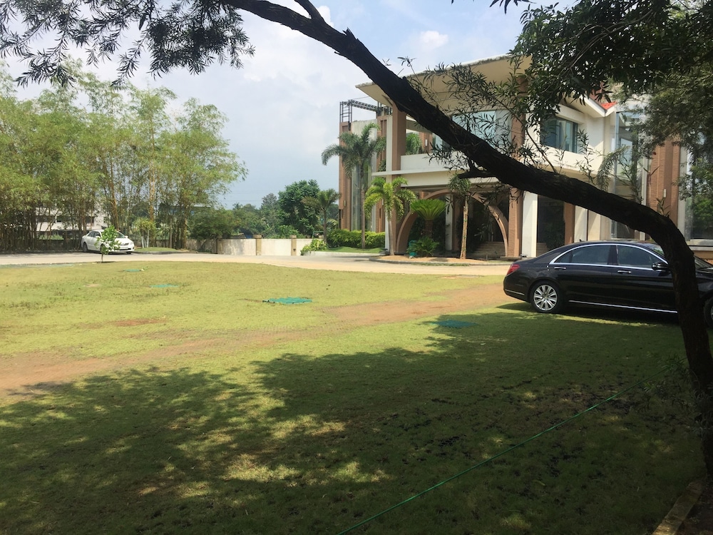 Flora Airport Hotel and Convention Centre Kochi