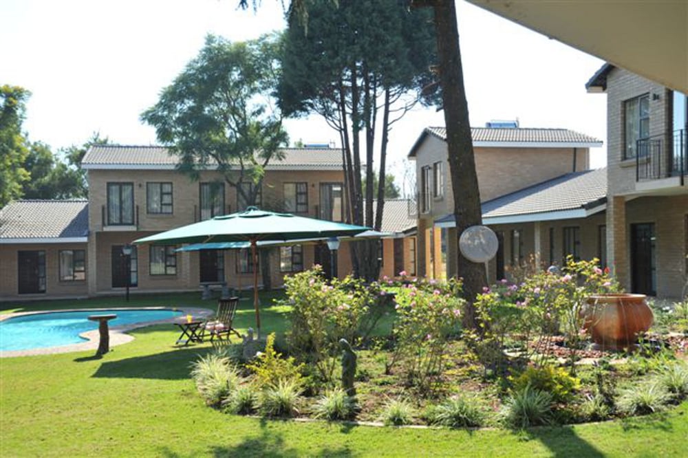 Hoyohoyo Chartwell Lodge in City of Johannesburg Metropolitan 