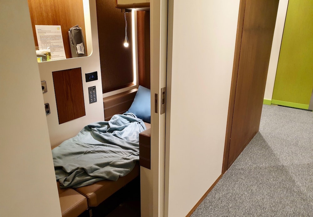 Sleepover Terminal 3, Concourse C – formerly sleep ‘n fly