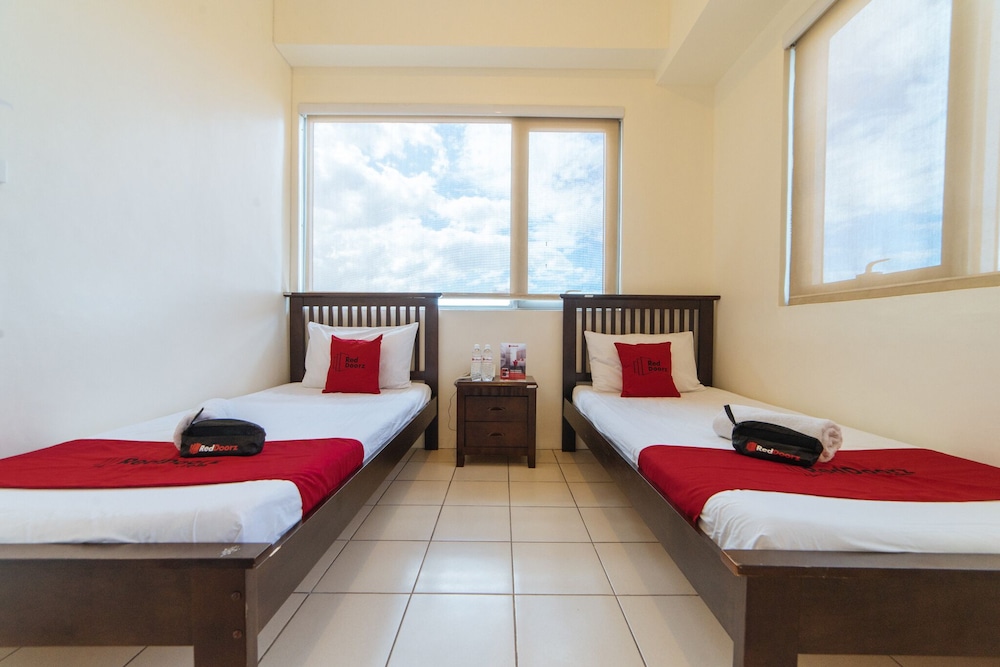 RedDoorz Plus @ E Rodriguez Corner Banawe