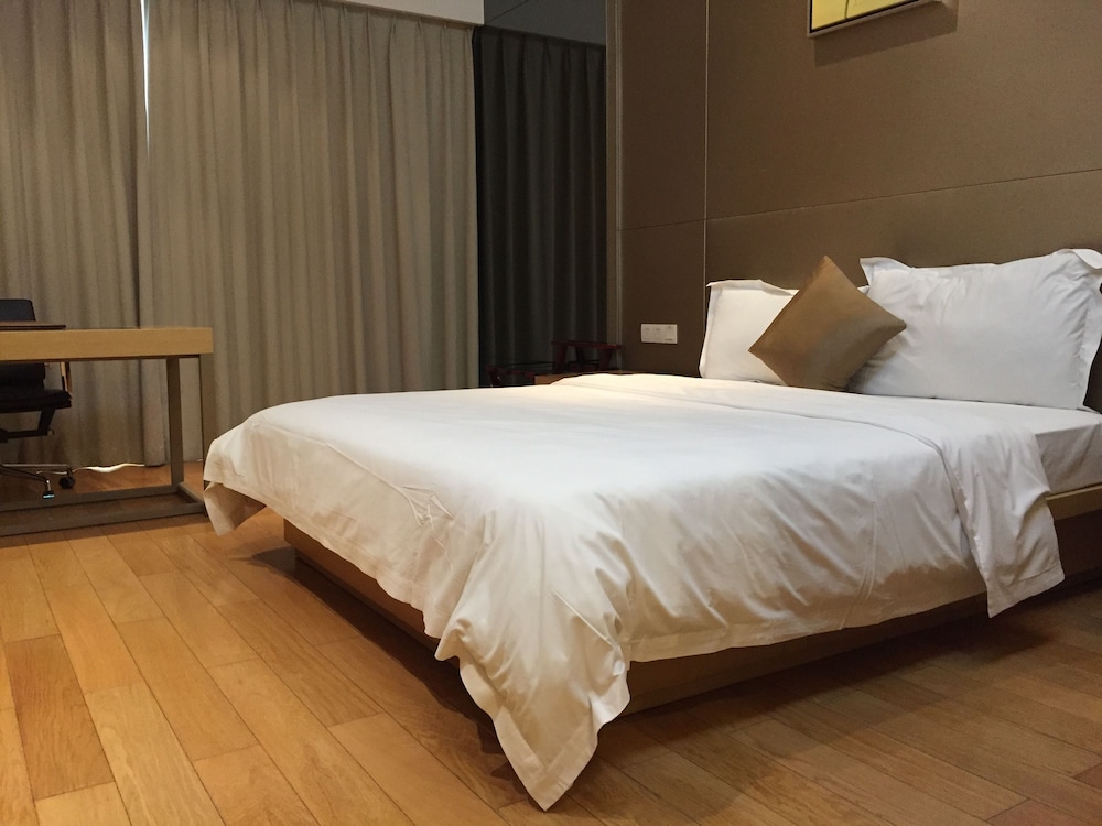 Silin Residence Poly World Trading Center · Guest room
