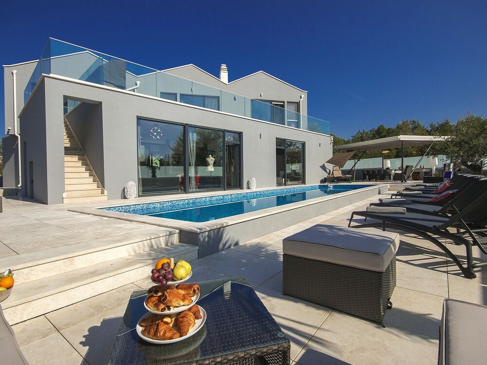 Spacious Luxury Villa With a Private Swimming Pool, 5 Bedrooms, Near ...