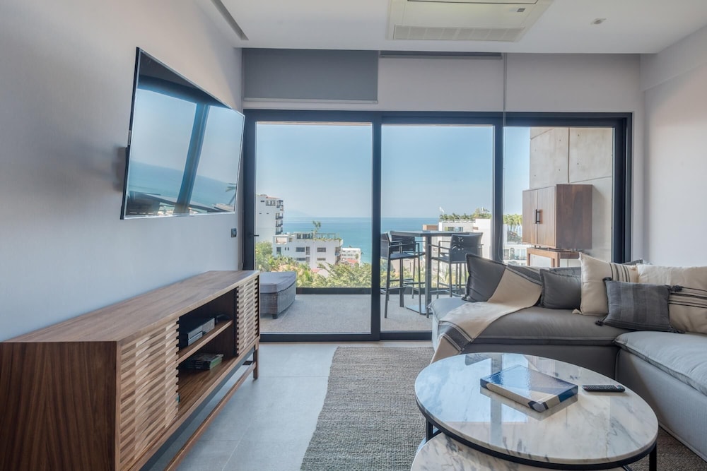 Photo inspiration: Sailview 112 Sail View Romantic Zone Rooftop Pool Ocean Views Photo Inspiration