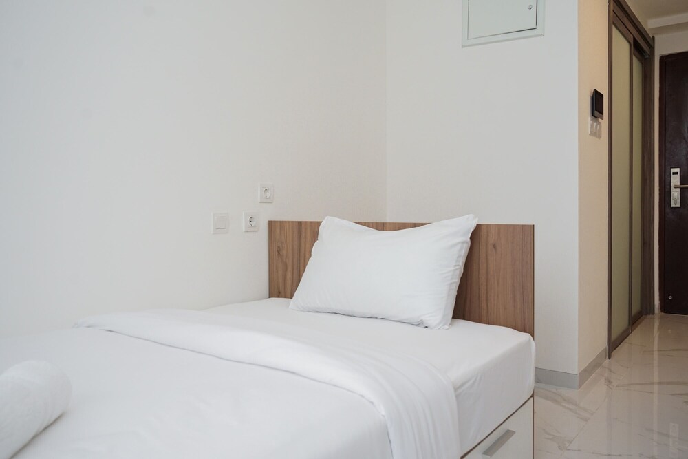 Warm And Cozy Studio Room At Sky House Bsd Apartment