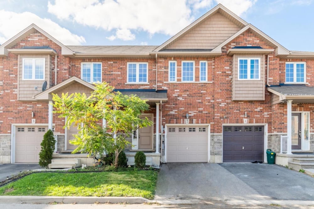 Luxury 3Br 2 5BA Townhome Private Hot Tub Gym BBQ Sauna in Kingston