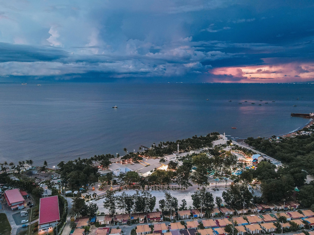 Villa Excellance Beach and Wave Pool Resort