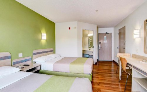 Super 8 by Wyndham Aurora East
