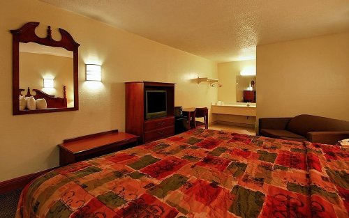 Super 6 Inn & Suites