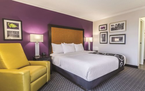 La Quinta Inn & Suites by Wyndham Cleveland - Airport North