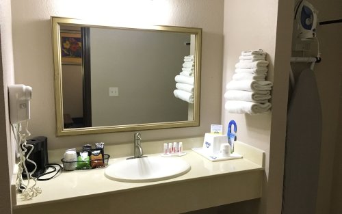 Days Inn & Suites by Wyndham Tampa/Fairground/Casino Area