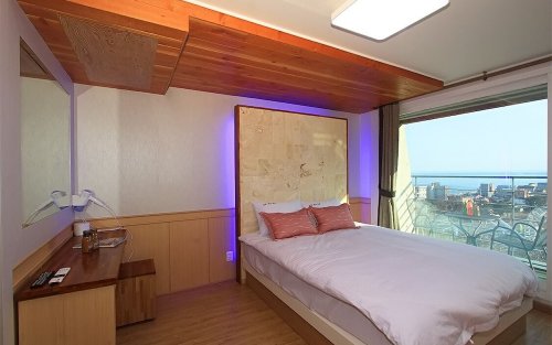 Blue Road Town Pension-Crystal
