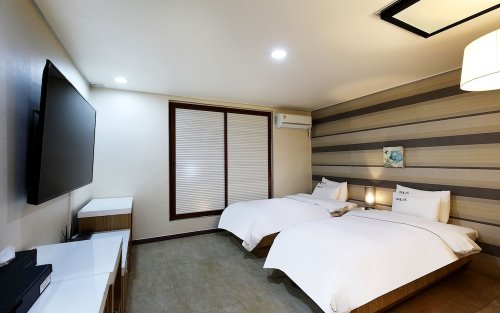 White Tourist Hotel