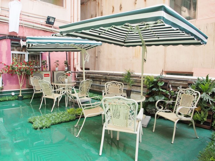 Tort oyoq ustida turgan uy bekasi.